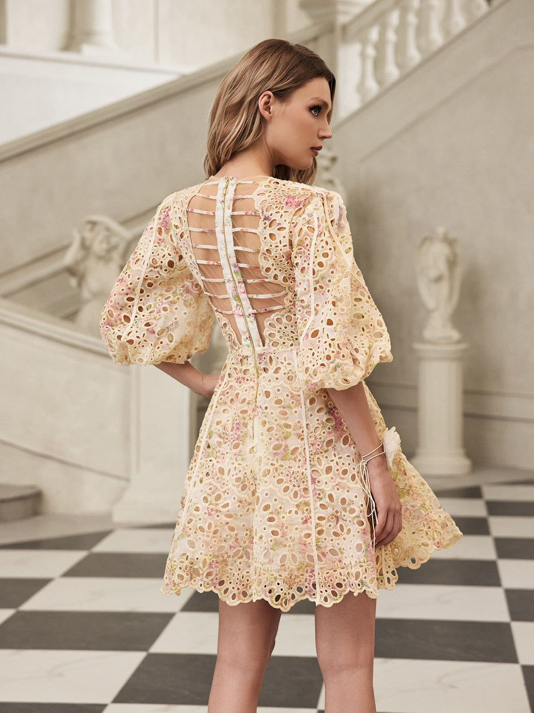 Sukienka mini Gazrik z bufiastymi rękawami i haftem 