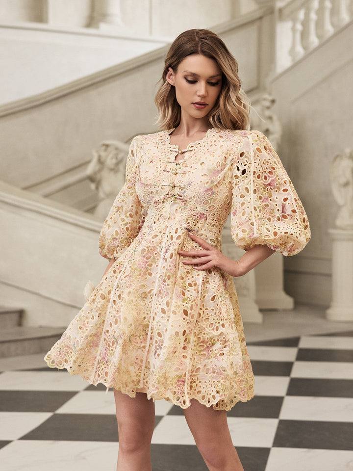 Sukienka mini Gazrik z bufiastymi rękawami i haftem 