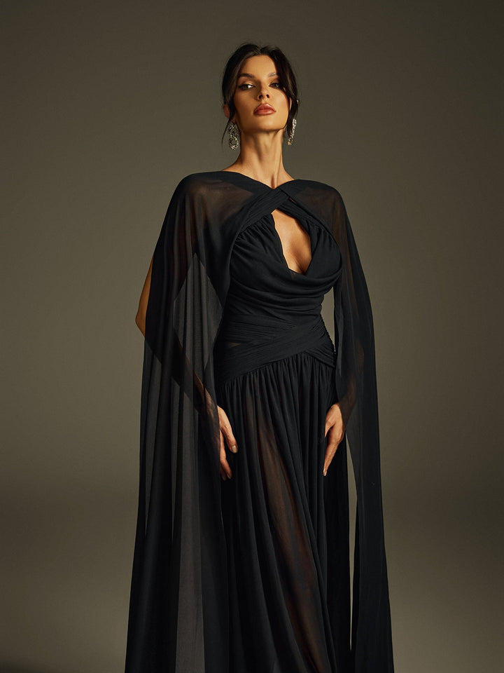 Sukienka maxi Haldris z drapowanymi rękawami i peleryną 