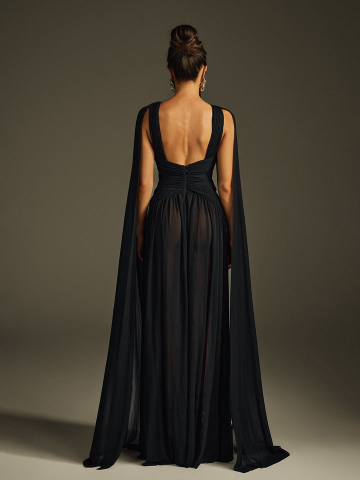 Sukienka maxi Haldris z drapowanymi rękawami i peleryną 