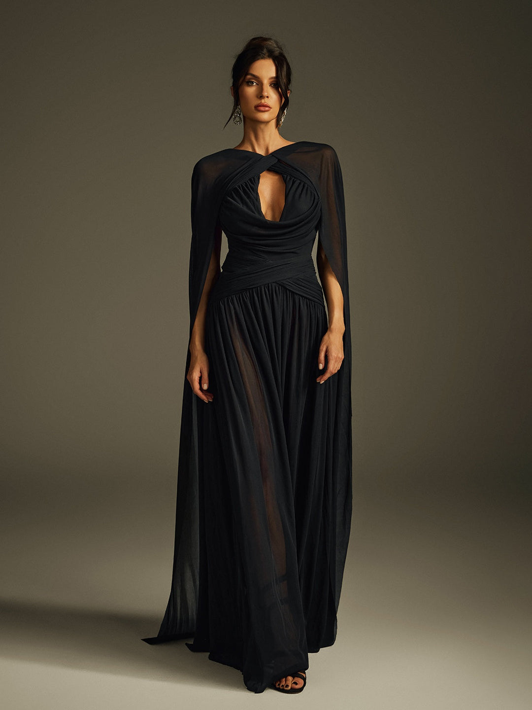 Sukienka maxi Haldris z drapowanymi rękawami i peleryną 