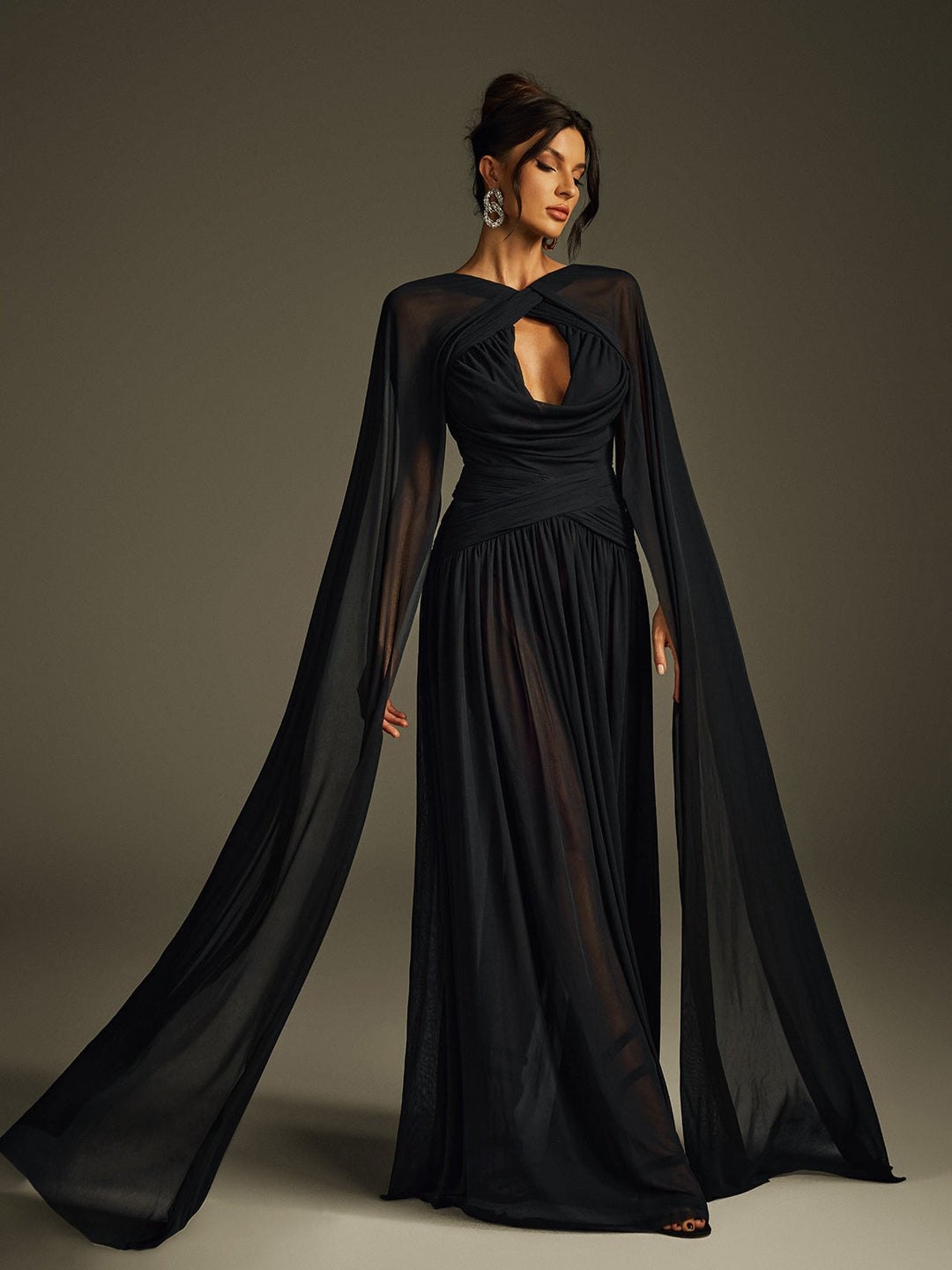 Sukienka maxi Haldris z drapowanymi rękawami i peleryną 