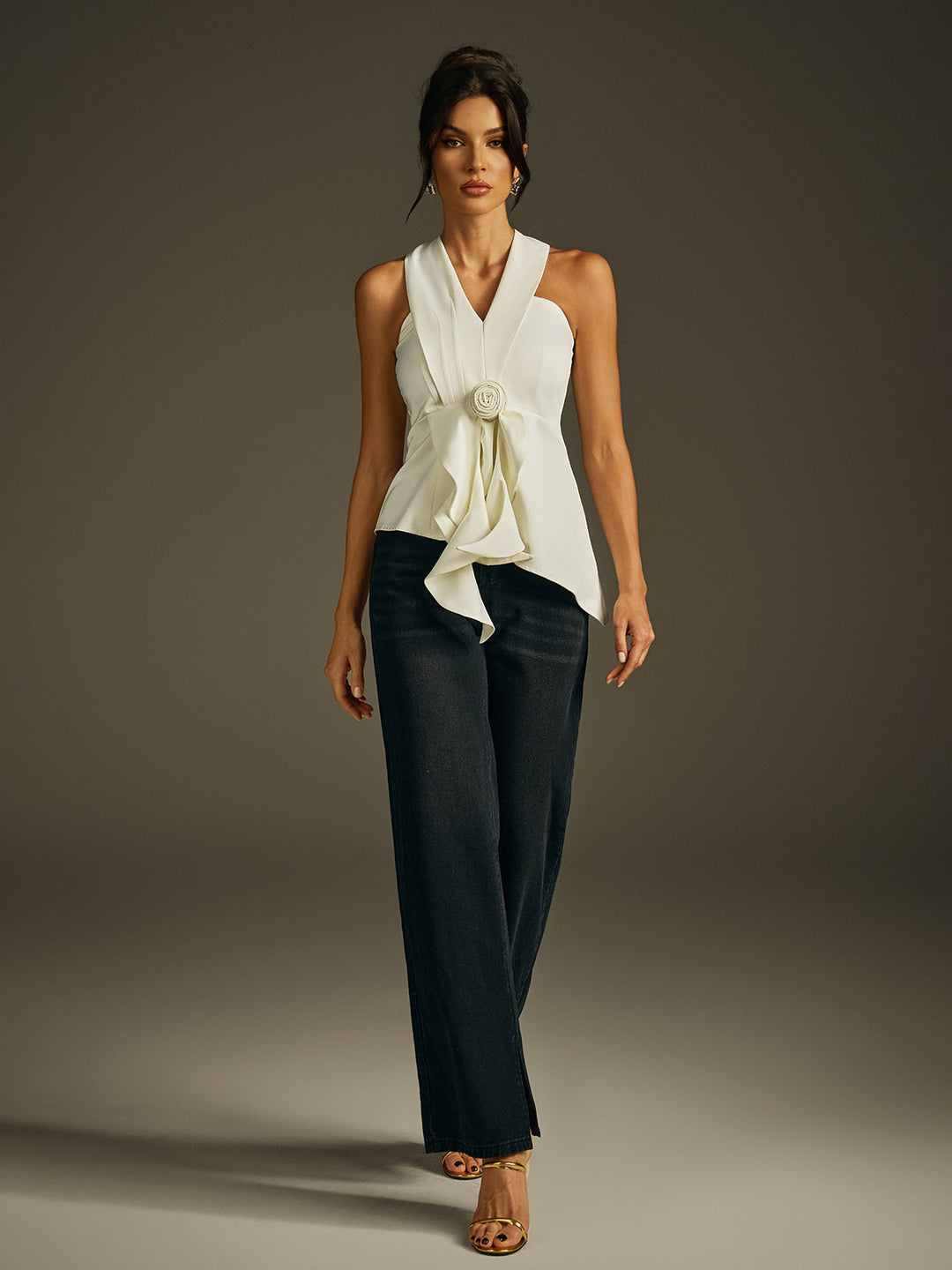 Top z kwiatowym dekoltem typu halter Izzar 